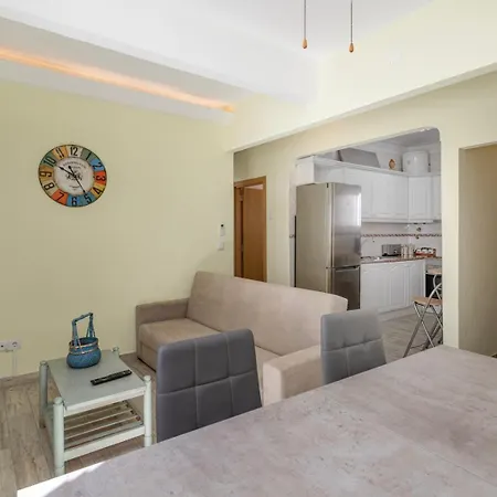 Beachfront 1st Floor Apartment *