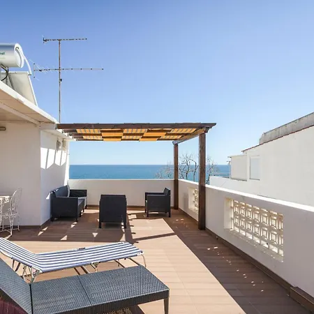 Beachfront 1st Floor Apartment *
